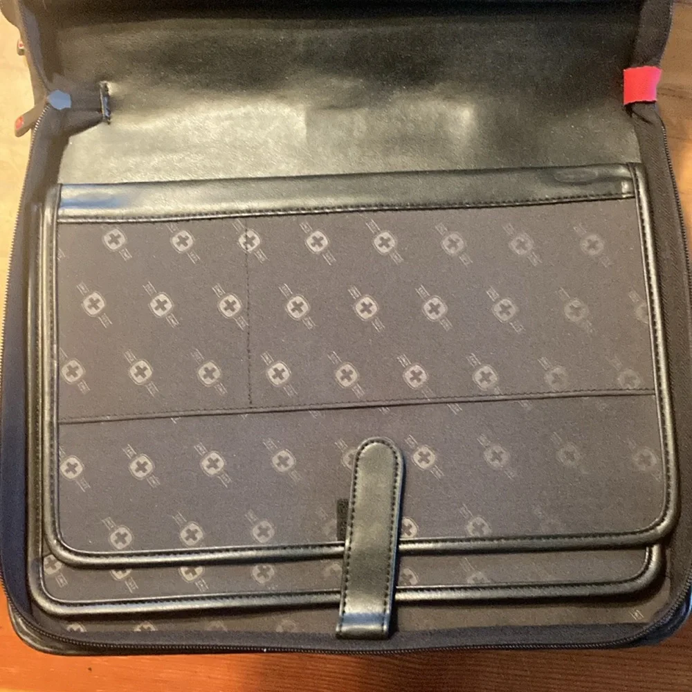 Wenger Swiss Gear LEATHER NYLON Binder Black The Centra Folio Black Laptop